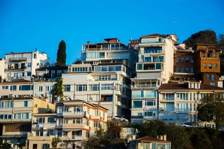 Suivre l&rsquo;actualité immobilière : sources fiables et bonne lecture