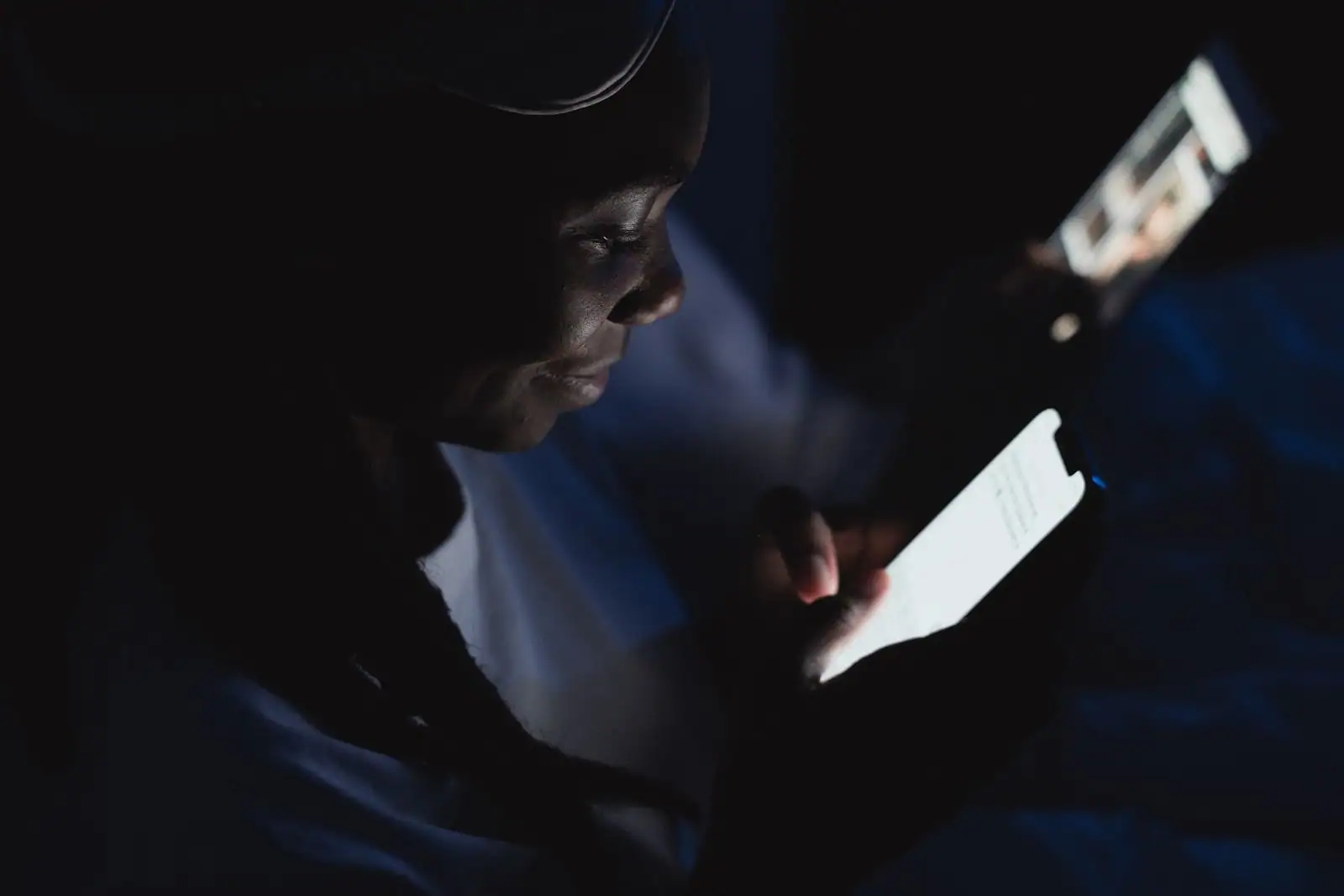 Personne lisant un fil d'actualités en ligne sur l'écran de son smartphone