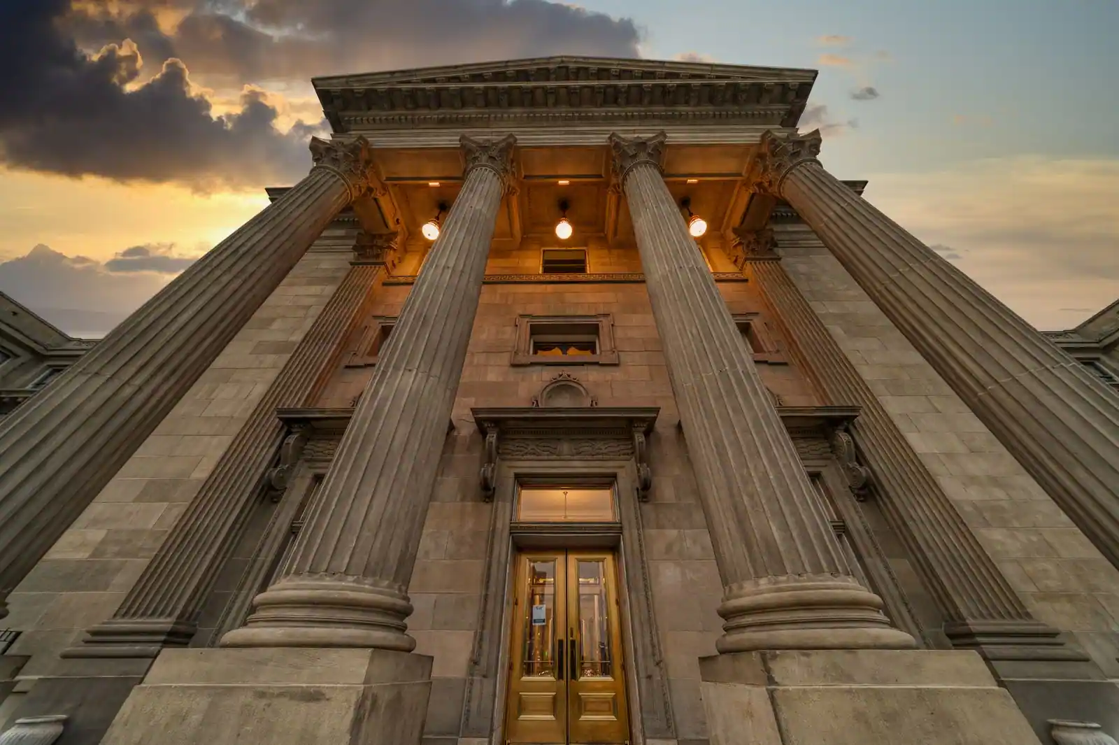 Façade monumentale à colonnes d'un bâtiment public officiel au crépuscule