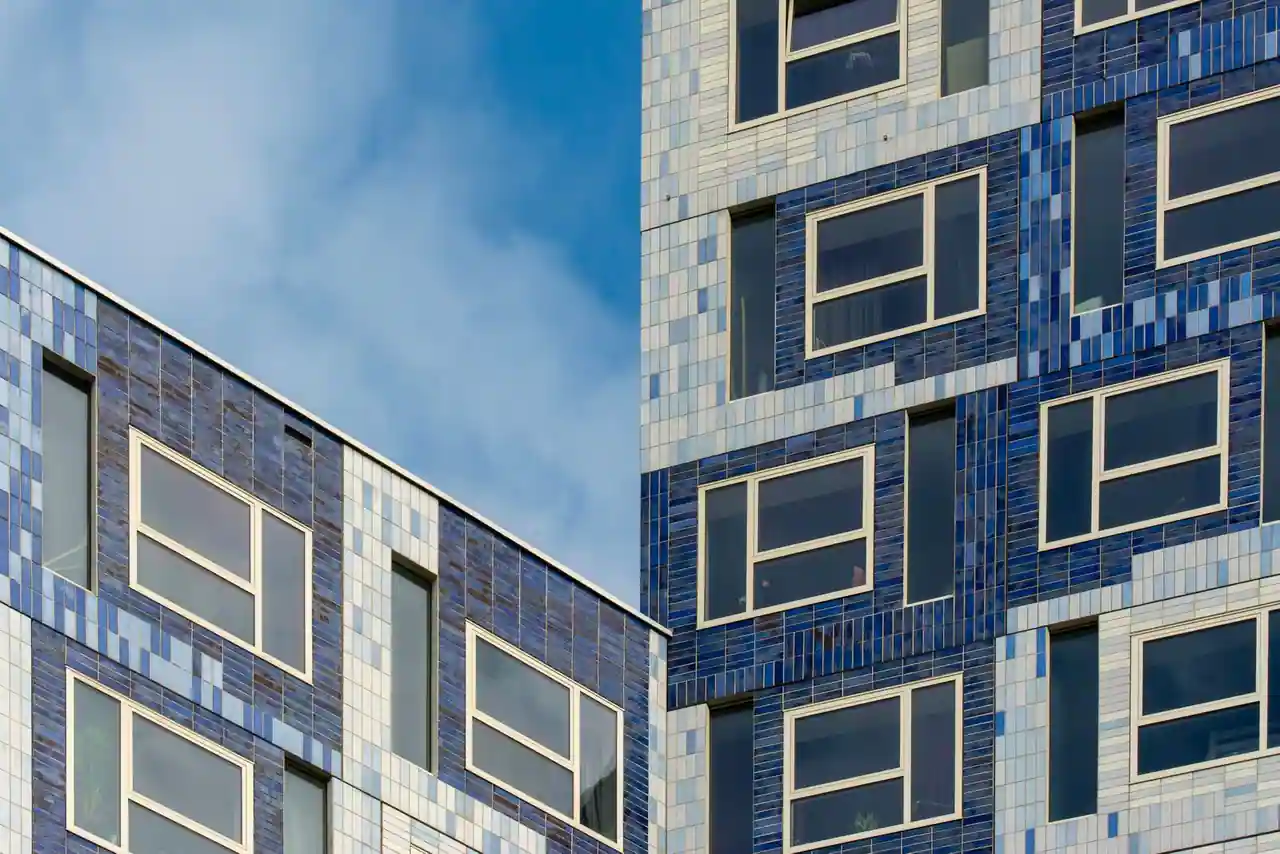 Façade contemporaine d'une résidence étudiante avec de grandes fenêtres réparties sur plusieurs étages