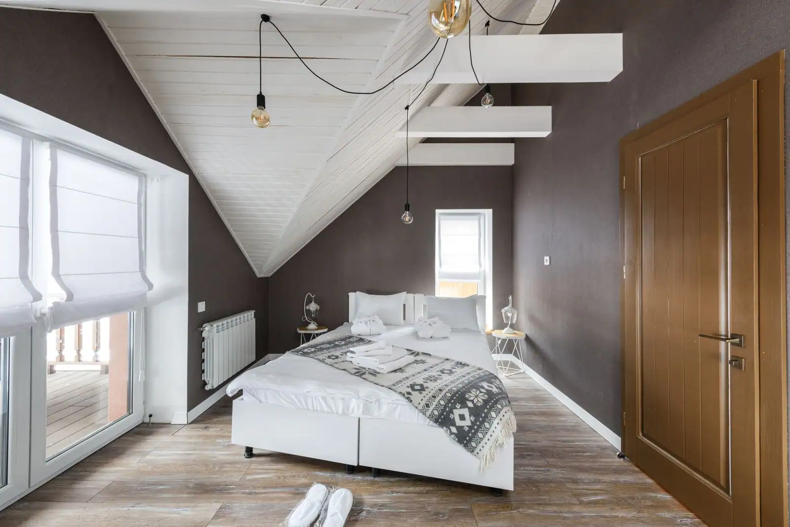 Chambre à coucher mansardée et lumineuse avec lit double et table de chevet, image d'illustration sur le vocabulaire de la chambre