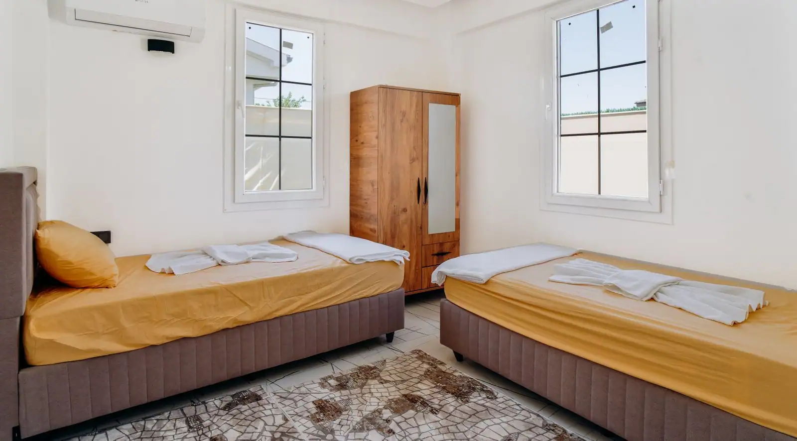 Chambre claire équipée de deux lits simples séparés