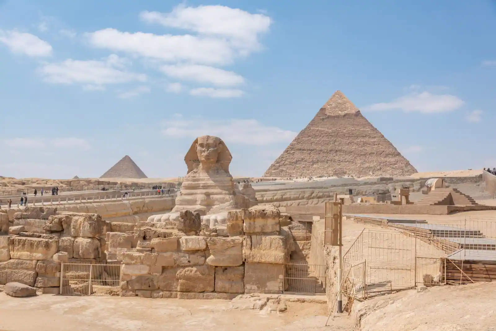 Le Sphinx et les pyramides de Gizeh sous un ciel dégagé