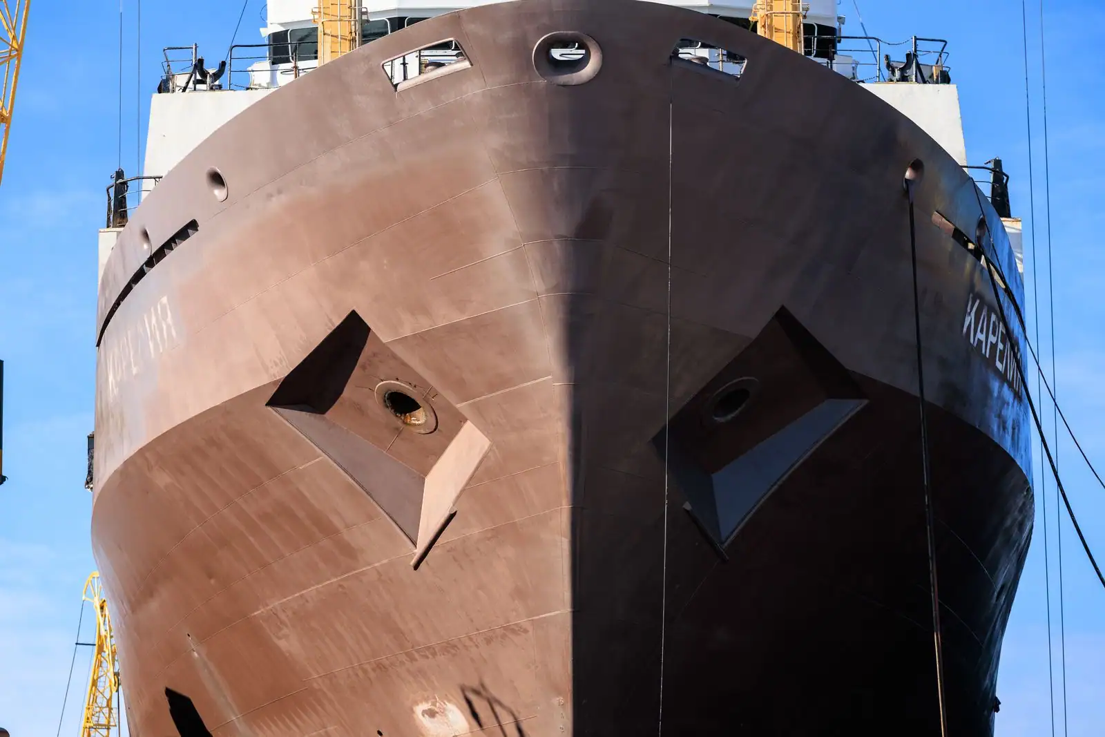 Coque de navire en acier en construction dans un chantier naval