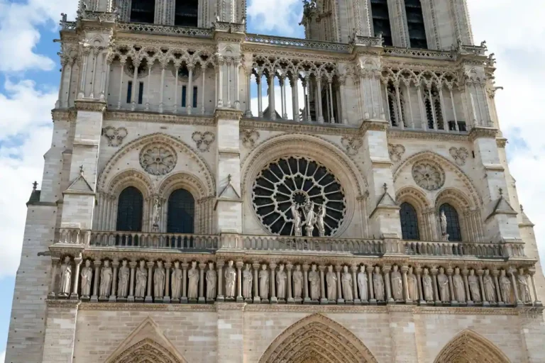 Construction de Notre-Dame de Paris : pierre, bois et gothique