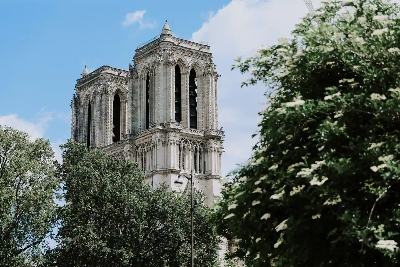 Façade et tours de la cathédrale Notre-Dame de Paris