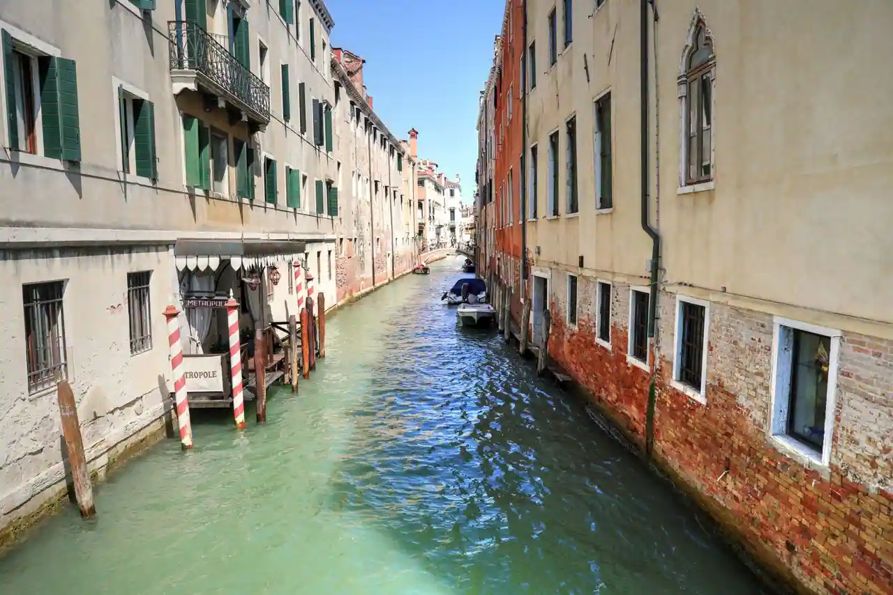 Bâtiments anciens de Venise s'élevant directement au bord d'un canal