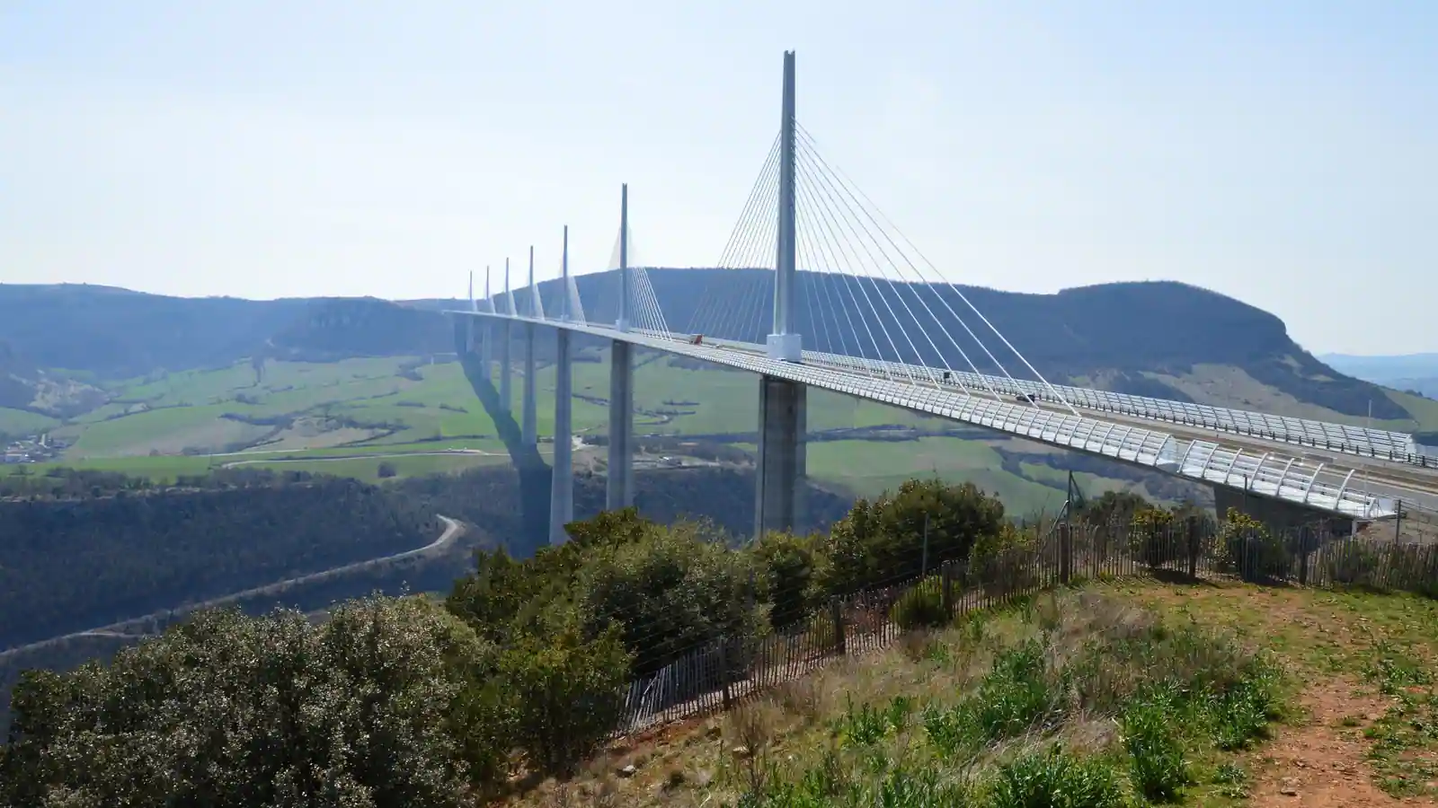 Le viaduc de Millau, pont à haubans blanc, enjambant la vallée du Tarn par temps clair