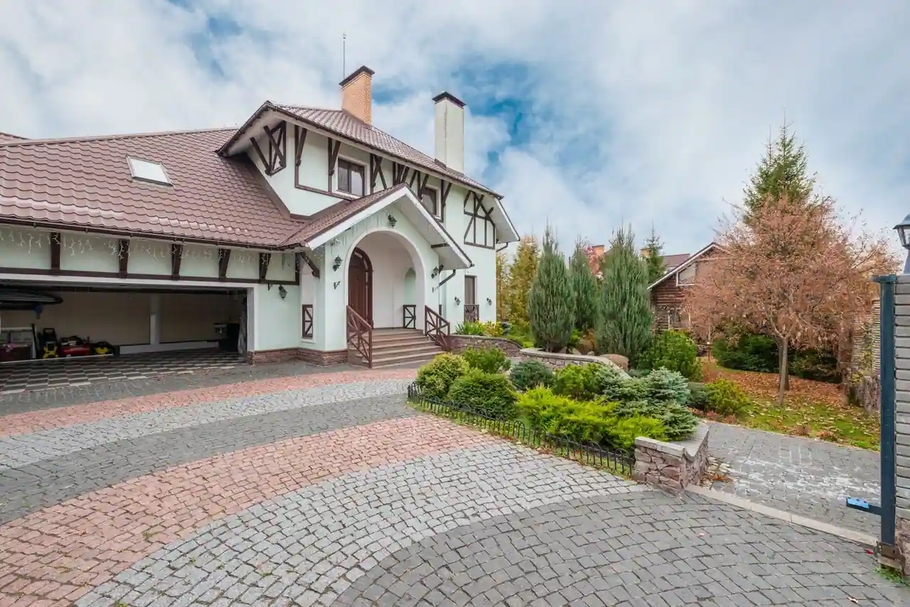 Maison individuelle avec jardin et façade claire, bien immobilier que l'on cherche à estimer
