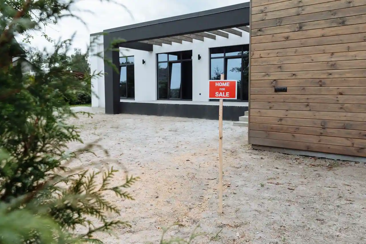 Maison individuelle vue de l'extérieur, illustrant la décision d'acheter ou non un logement