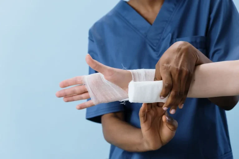 Faut-il percer une ampoule ? La réponse selon les cas