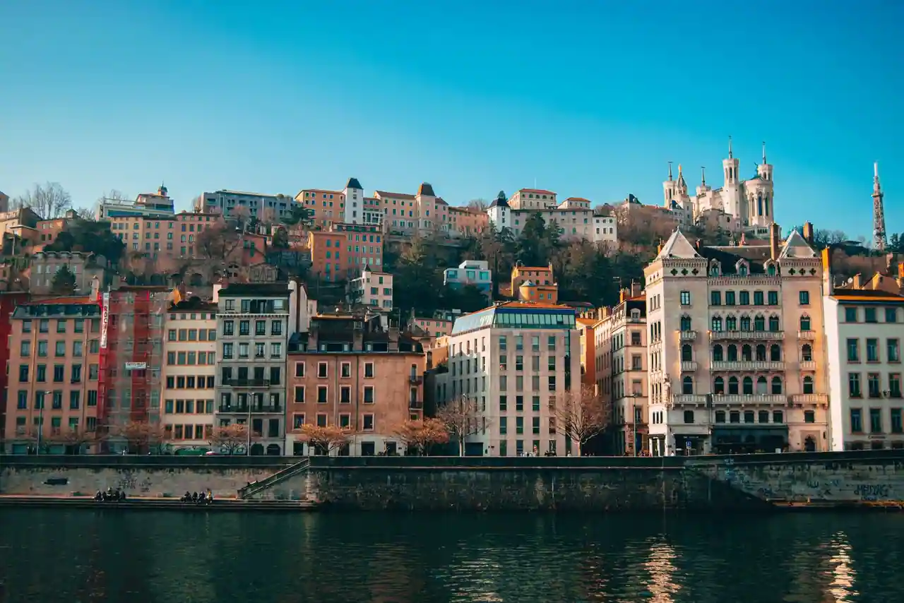 Façades d'immeubles résidentiels lyonnais le long des quais, illustrant la recherche d'un logement à Lyon