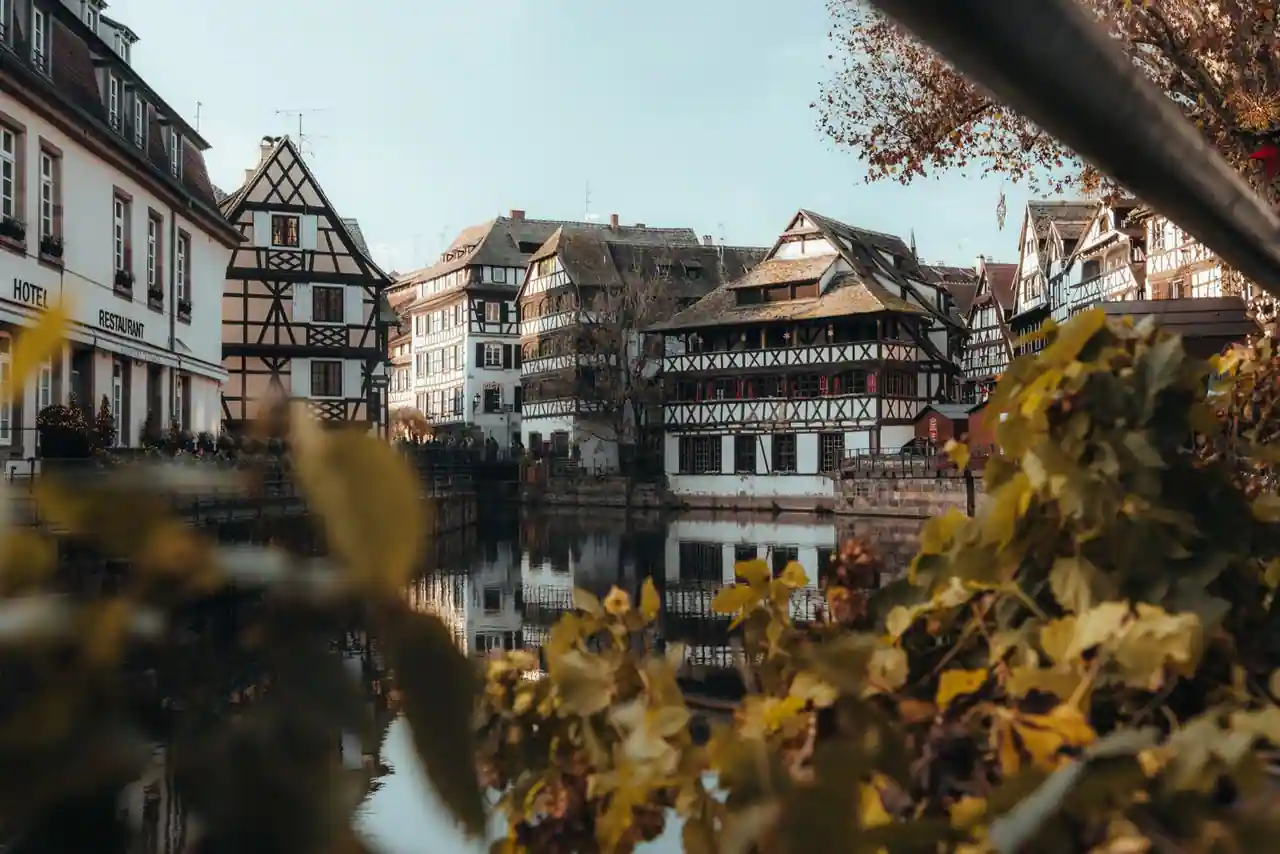 Maisons à colombages alsaciennes au bord d'un canal du quartier de la Petite France à Strasbourg.