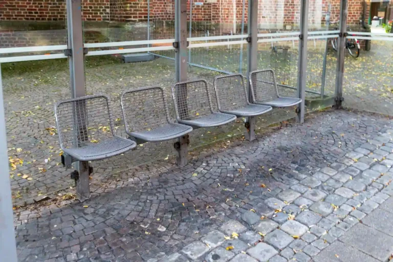 Mobilier urbain anti-SDF : comprendre, repérer, et le débat qu&rsquo;il soulève