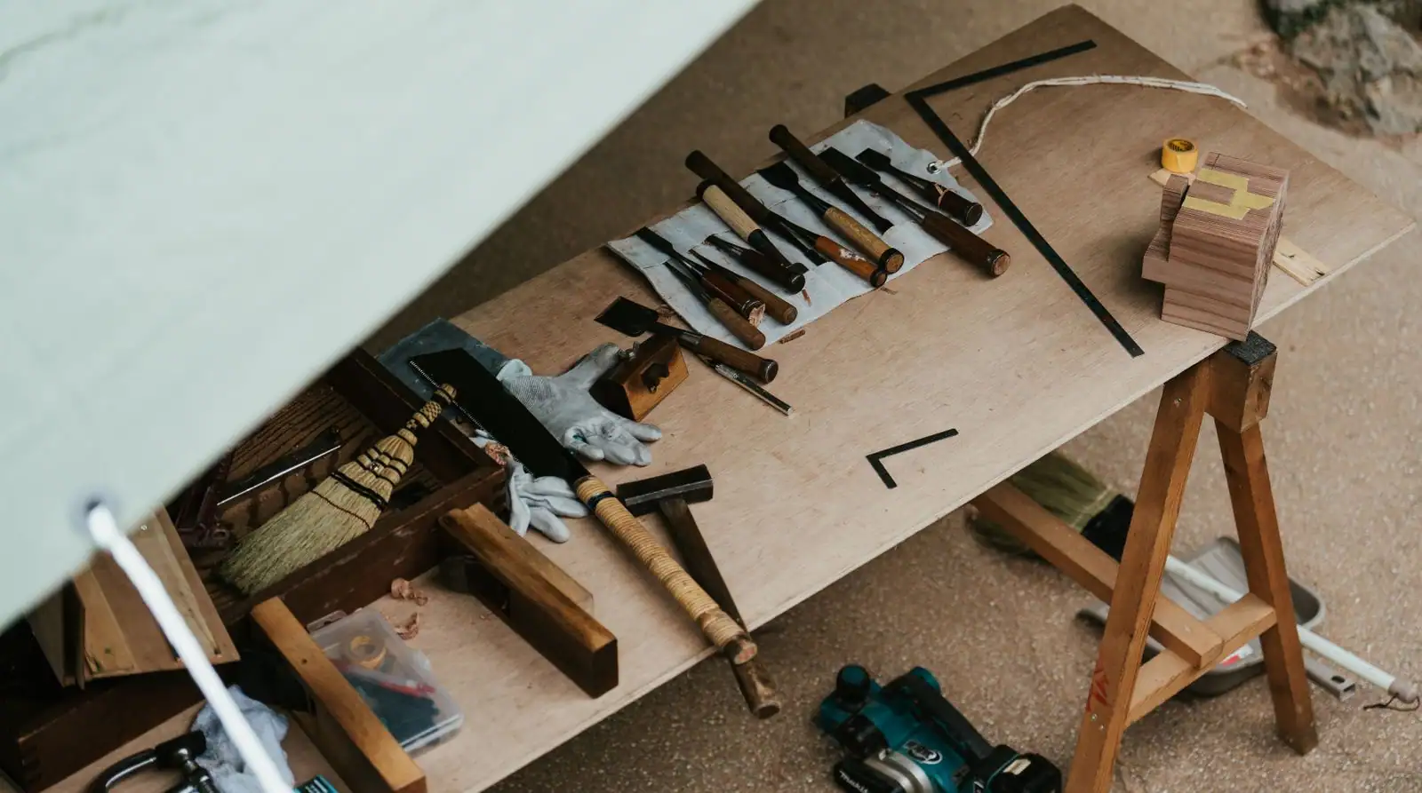 Ensemble d'outils à main soigneusement disposés sur un établi en bois