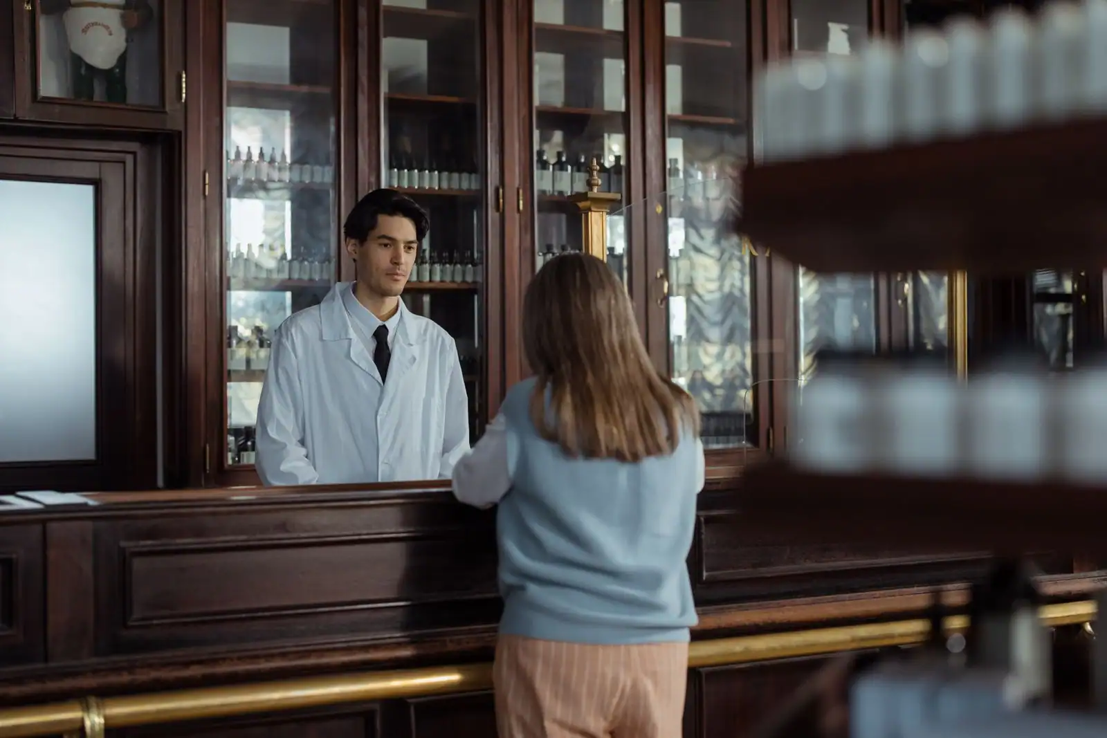 Conseil auprès d'un pharmacien au comptoir d'une pharmacie