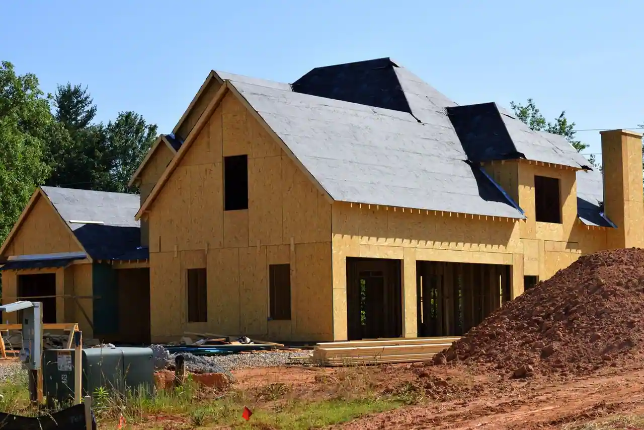 Maison individuelle en cours de construction sur un chantier