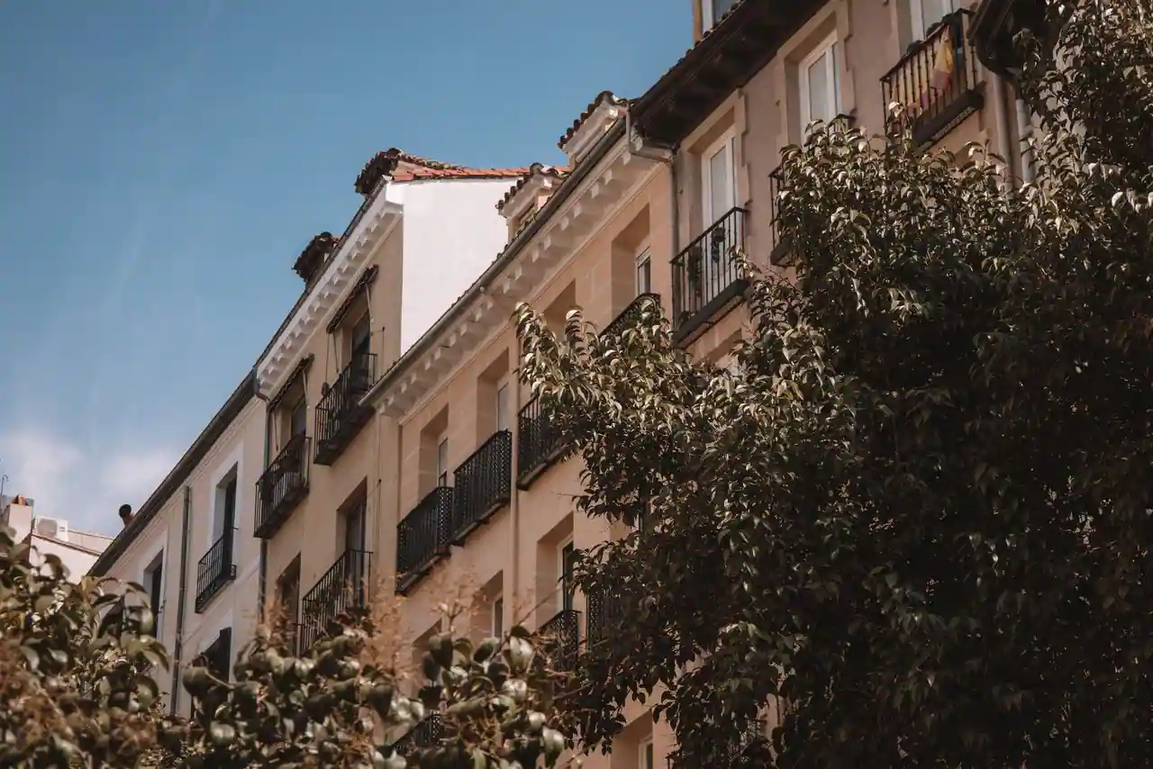 Façade d'un immeuble résidentiel urbain, illustrant un bien destiné à la location