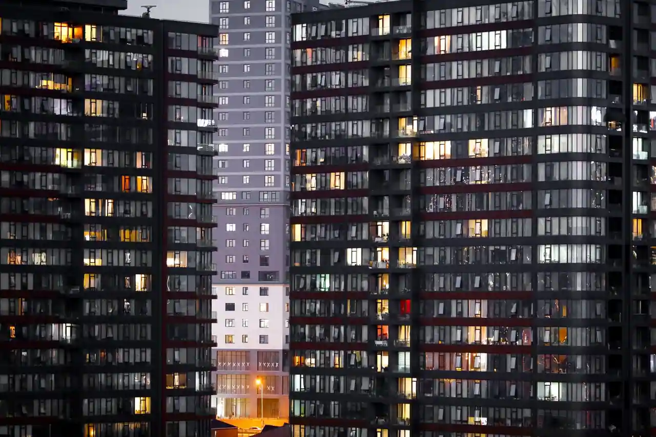 Façades d'immeubles résidentiels illustrant le marché immobilier