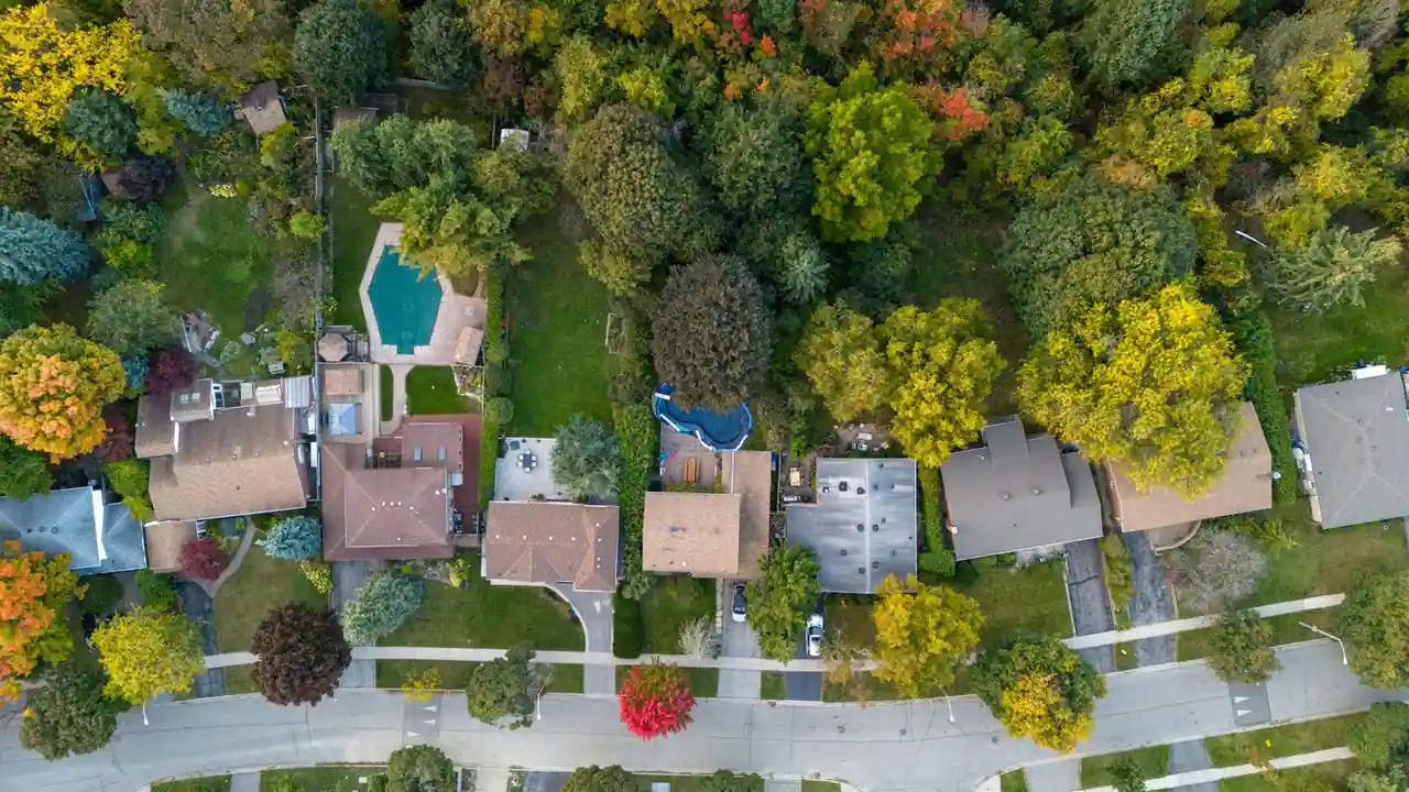 Maisons individuelles récentes avec jardins dans un quartier résidentiel périurbain