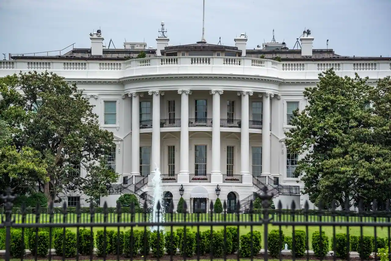 Façade de la Maison-Blanche à Washington avec sa colonnade et sa pelouse au premier plan