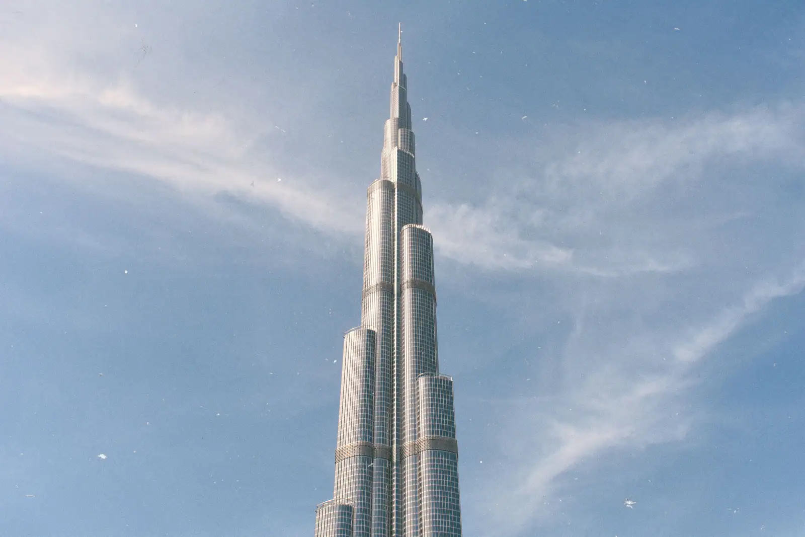 La tour Burj Khalifa à Dubaï, sa silhouette en retraits successifs et sa flèche métallique au sommet