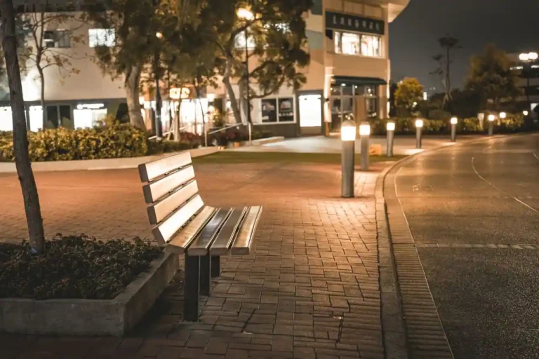 Mobilier urbain : définition, familles et règles d’implantation