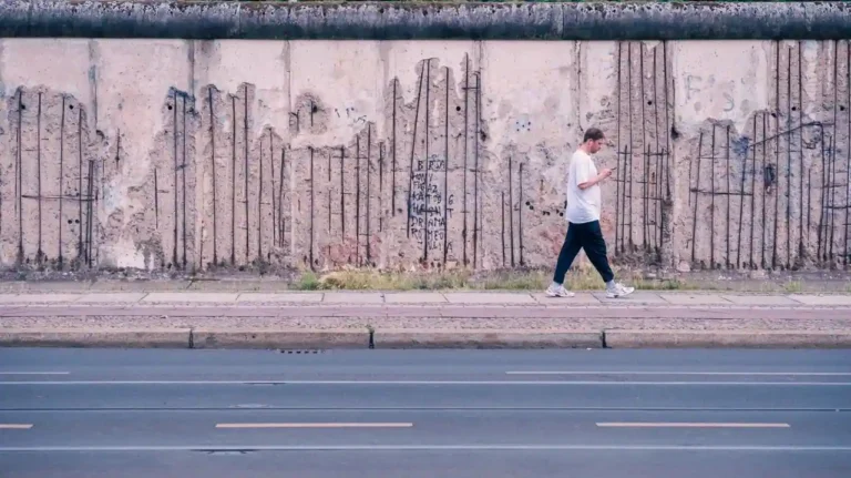 Construction du mur de Berlin : quatre générations d&rsquo;un même ouvrage