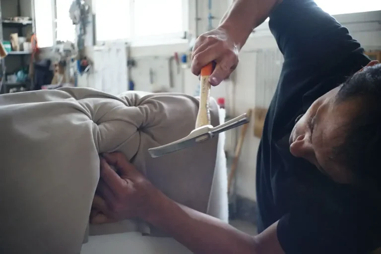 Rénovation d&rsquo;un fauteuil : recouvrir ou refaire la garniture
