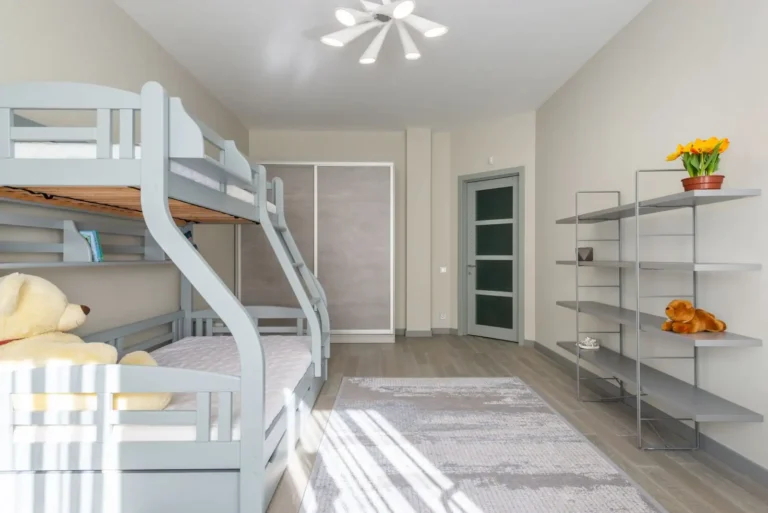 Chambre quadruple : ce qui fixe vraiment la limite à quatre