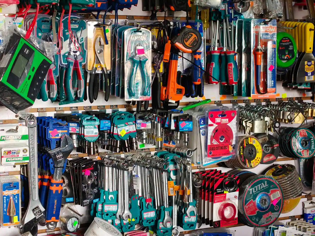 Rayon d'outillage à main dans un magasin de bricolage, outils suspendus sur un panneau mural